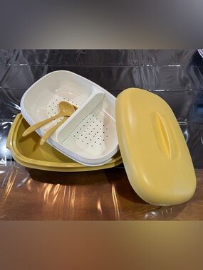 Vintage Harvest Gold Tupperware Serving Steamer with Divider - 6 Piece Dish